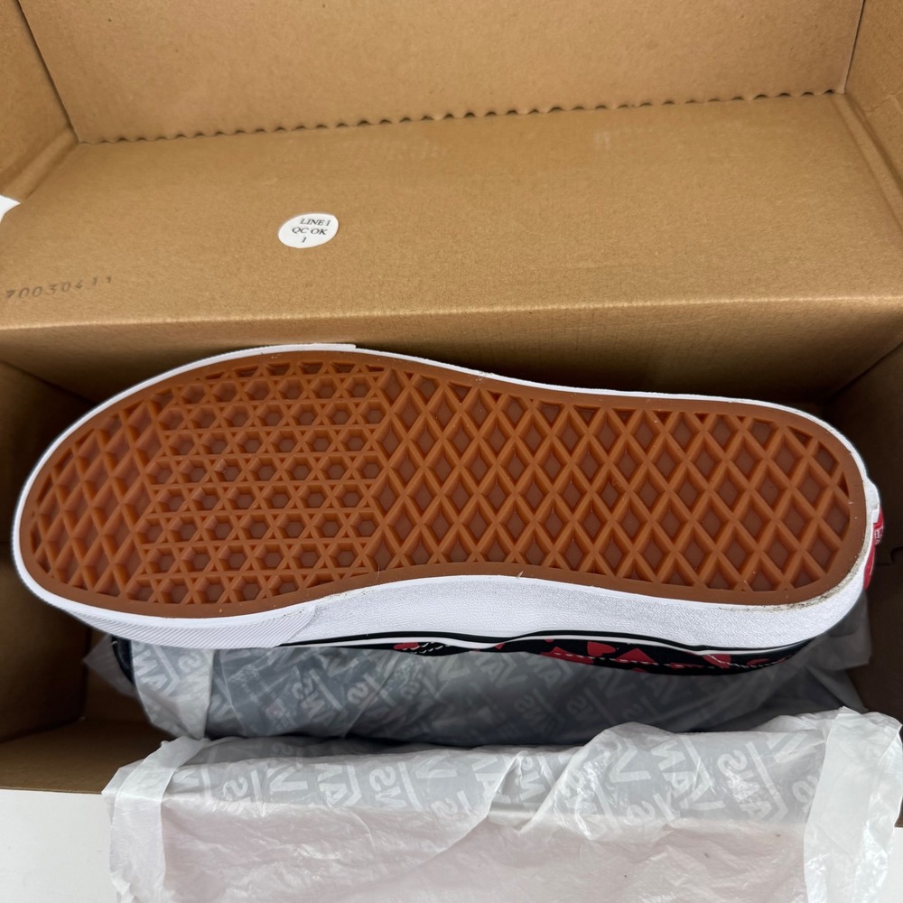 Vans Classic Slip-On Women 7.5 Black Red New "Valentines Heart" Sneakers - Picture 3 of 3